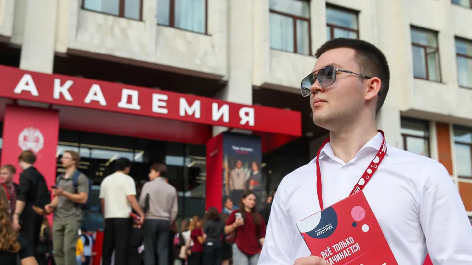 Московские вузы рассылают предложения о годичной службе в добровольном отряде по отражению атак беспилотников с выплатой около 200 тыс. руб. в месяц; набор студентов ведётся в рамках масштабной кампании по комплектованию войск БПЛА.