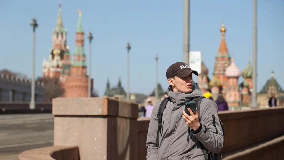 Правительство планирует информационную систему с идентификаторами мобильных устройств (IMEI): операторы будут передавать данные и блокировать сим‑карты на запрещённых аппаратах. Введение системы намечено на 1 марта 2027 года.