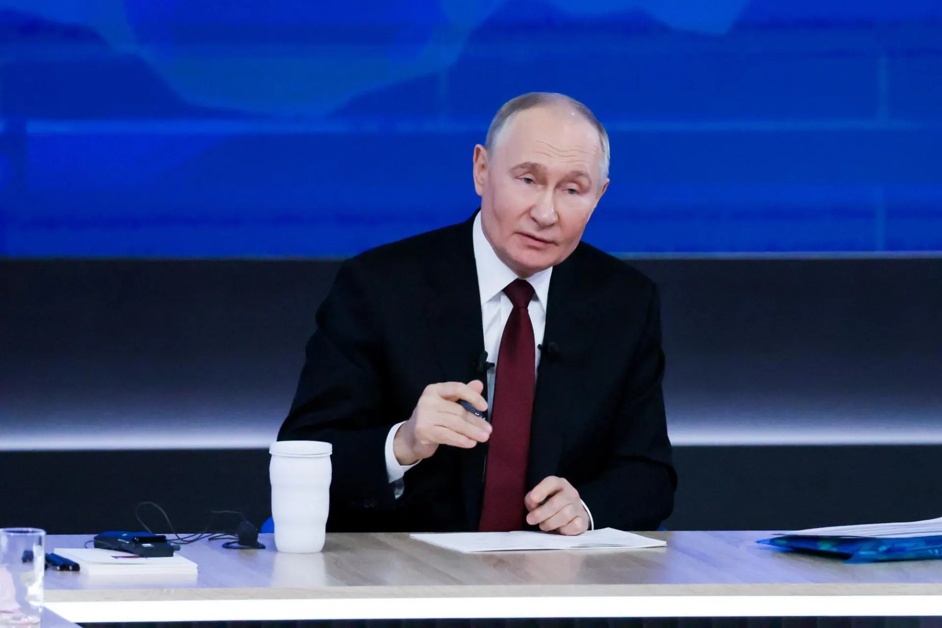 Президент анонсировал меры по наращиванию численности медицинских кадров и увеличению количества больниц; также он призвал повышать престиж медицинских профессий.