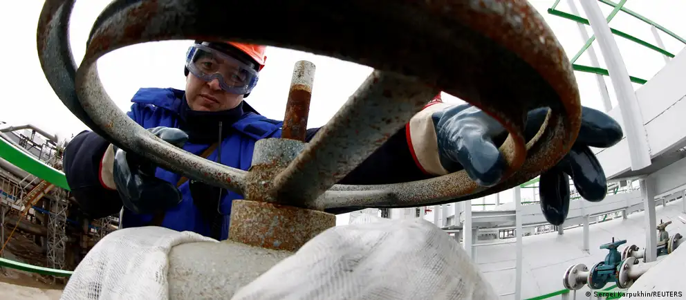Утром 25 июня беспилотники атаковали нефтеперерабатывающий кластер в Уфе: зафиксированы пожары на установках, стороны подтвердили удары, региональные власти сообщают об обломках в промзоне и ограничениях в ряде регионов.