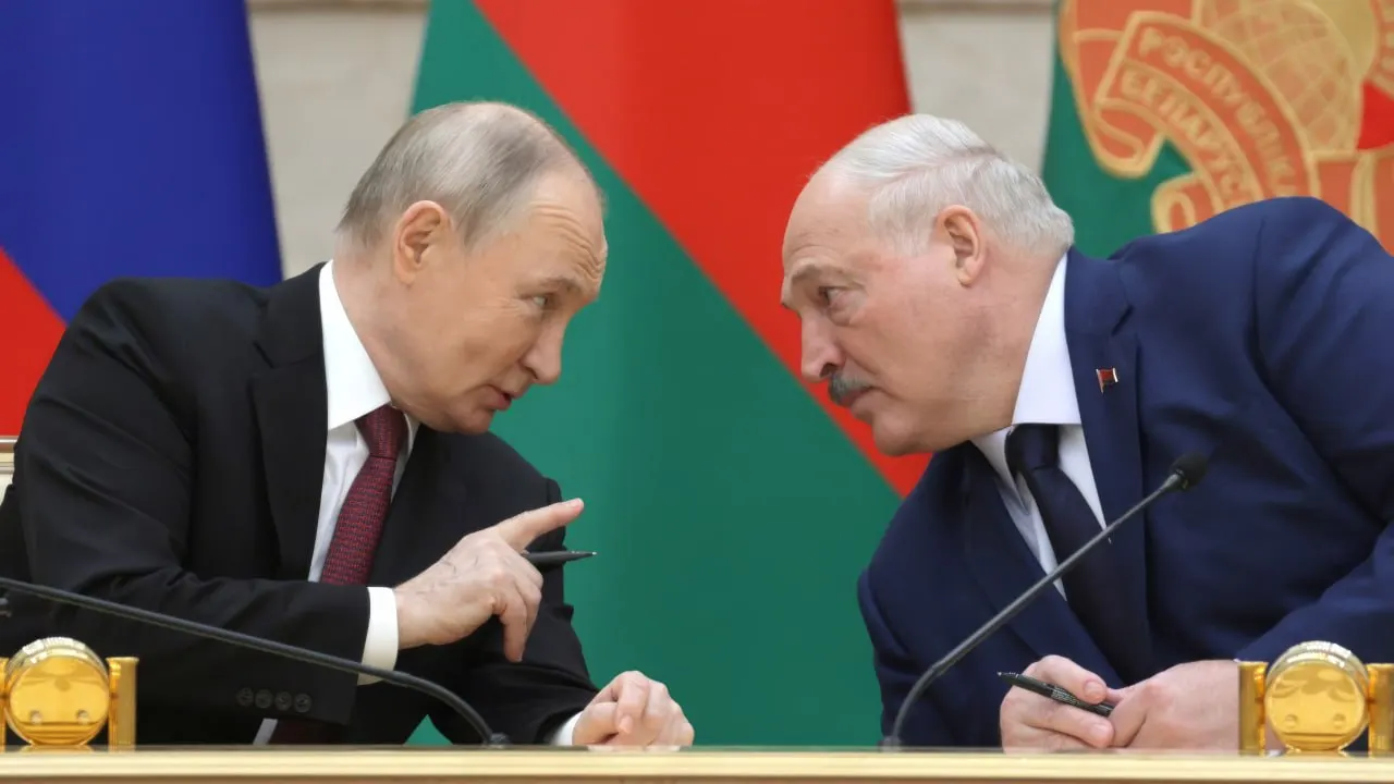 26 июня в резиденции на Валдае состоялись закрытые переговоры российских и белорусских лидеров. Публичных итогов не объявили — официальные комментарии ограничились общими фразами о безопасности и экономическом сотрудничестве.