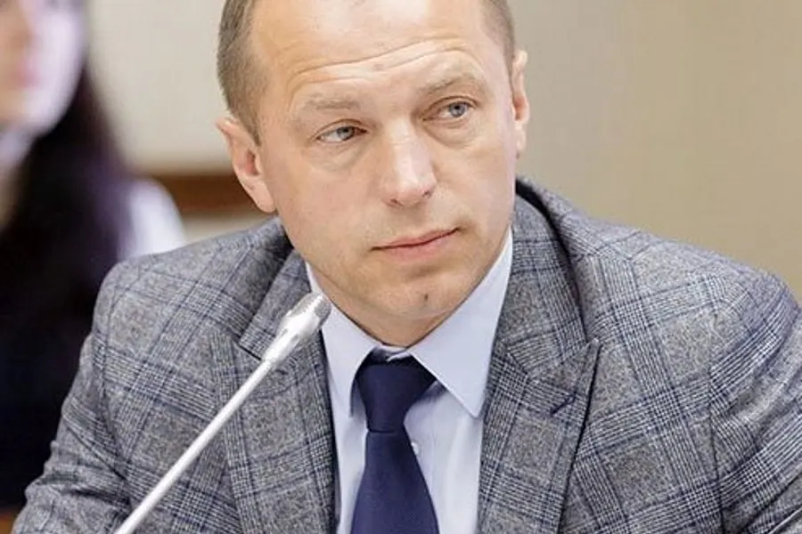 По данным источников, глава администрации Узловского района Николай Терехов получил предложение о работе в министерстве Калининградской области; переход ожидается в июле. Краткая справка о биографии чиновника.
