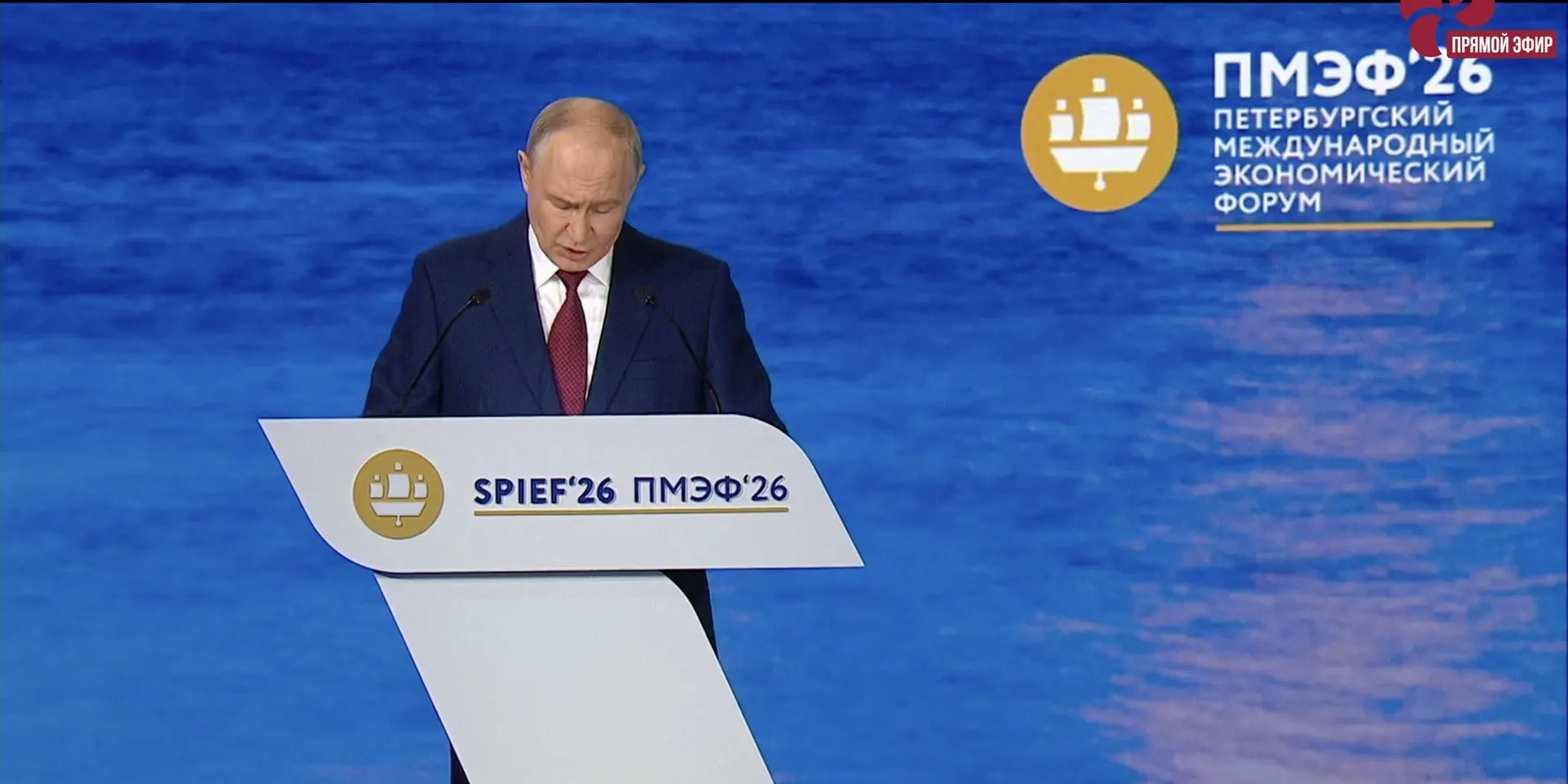 На пленарном заседании президент обратился к Госдуме с просьбой как можно быстрее закрепить институт стажировок для студентов и выпускников — чтобы они могли переезжать в регионы с дефицитом кадров. Предлагается полугодовая стажировка с наставниками; ранее вводившаяся обязательная отработка для медвузов вызывала критику.