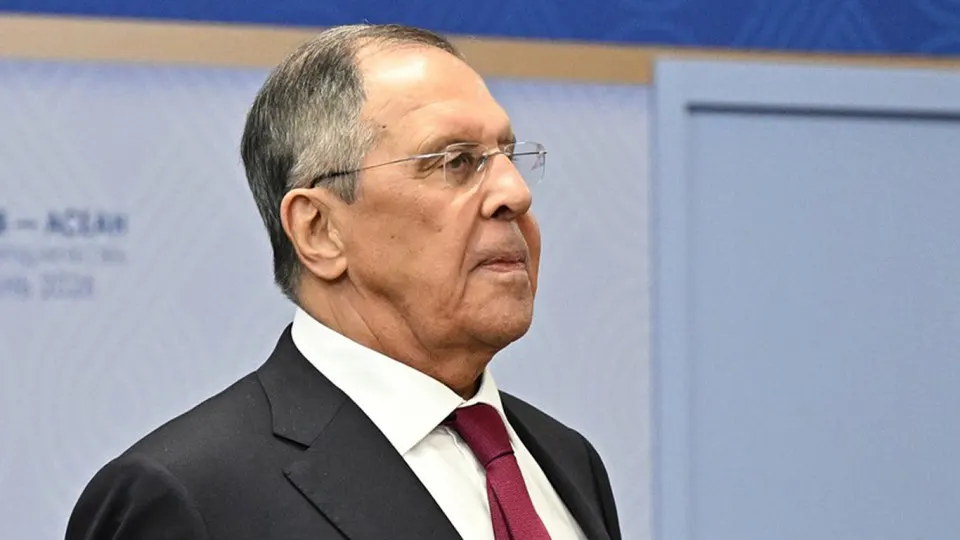 Глава МИД заявил, что задача регулярных массированных групповых ударов по целям, влияющим на боеспособность ВСУ, поставлена верховным главнокомандующим. Заявление прозвучало после самой масштабной ночной атаки дронов на Москву: пожары на НПЗ в Капотне и в торговом комплексе, «нефтяной дождь» в Подмосковье и массовые задержки рейсов.
