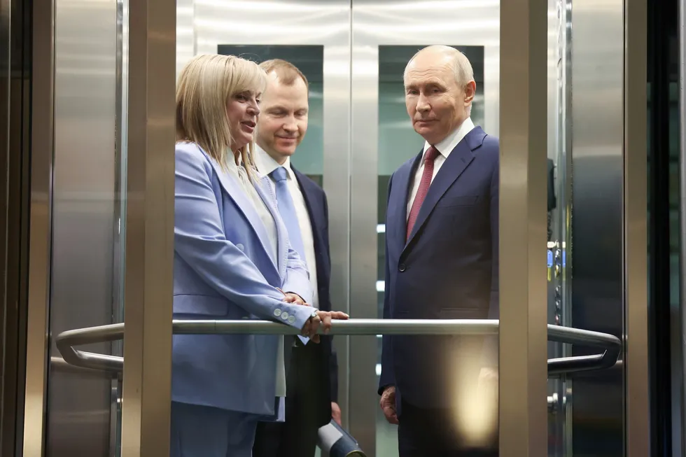 Руководство силовых ведомств лоббирует перенос или отмену выборов в Госдуму из‑за экономических трудностей и падающих рейтингов «Единой России». В администрации президента и Совбезе растут разногласия: часть чиновников настаивает на проведении голосования по расписанию, другие предлагают объявить чрезвычайный или военный режим.