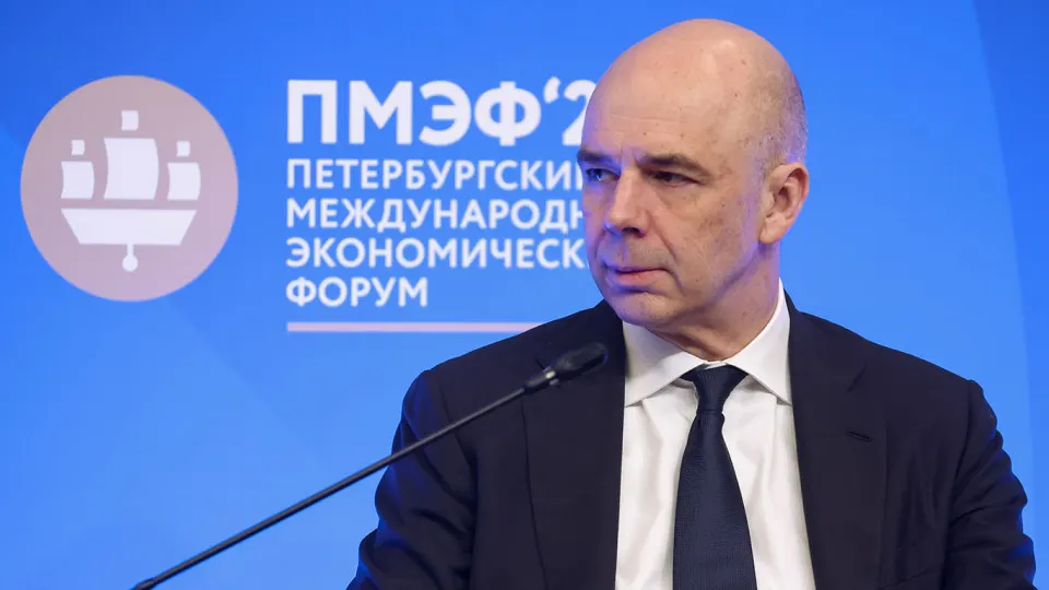 По оперативной оценке Счетной палаты, доходы федерального бюджета по итогам года могут составить 38,2 трлн руб., что на 2,1 трлн (5,2%) меньше, чем предусмотрено законом; основная причина — недобор нефтегазовых доходов на фоне снижения цен и укрепления рубля.