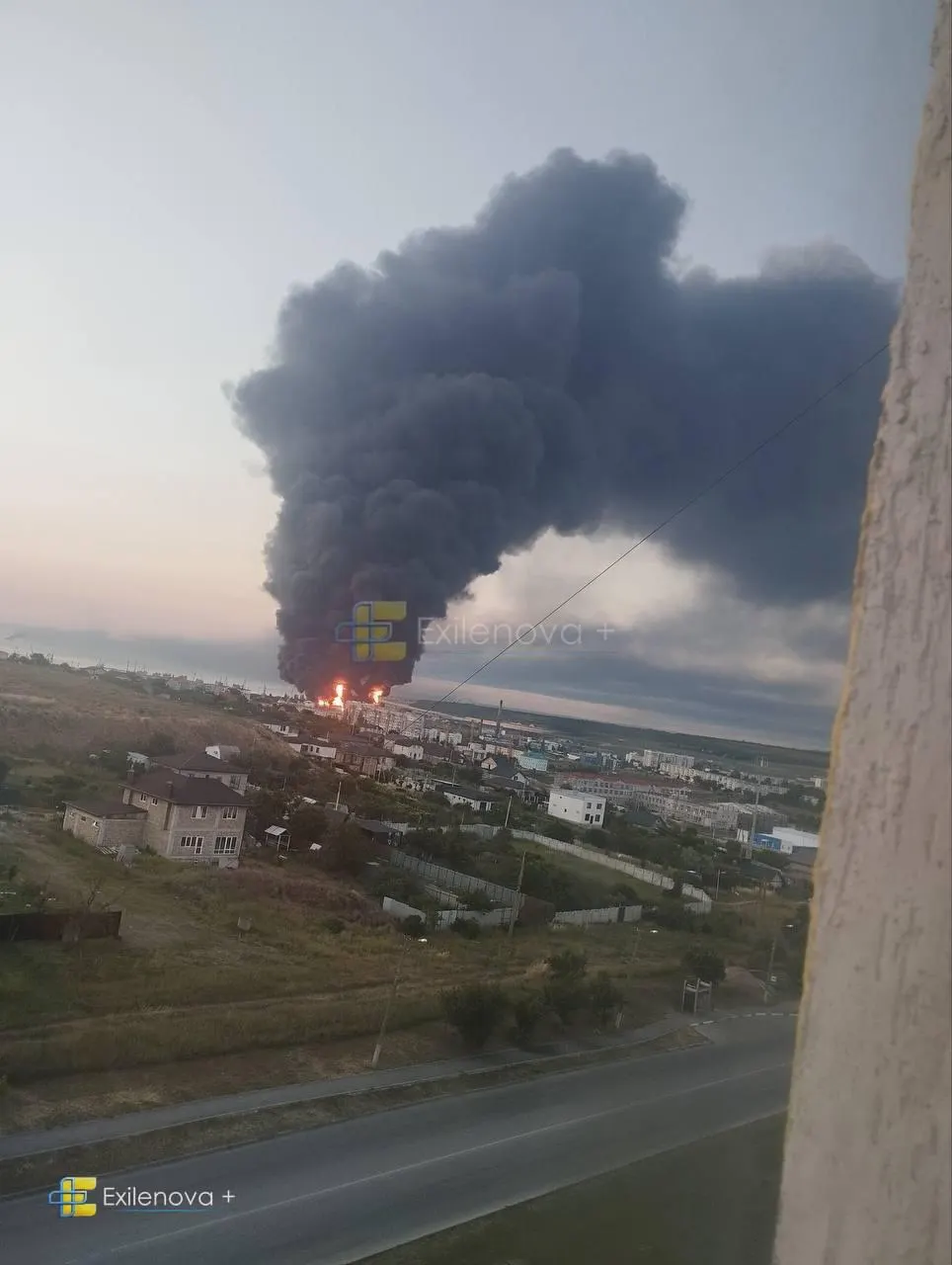 В результате атаки беспилотников в районе Керченского пролива произошли пожары на нефтебазе и в порту, есть погибшие и многочисленные пострадавшие; информация по потерям и разрушениям уточняется.