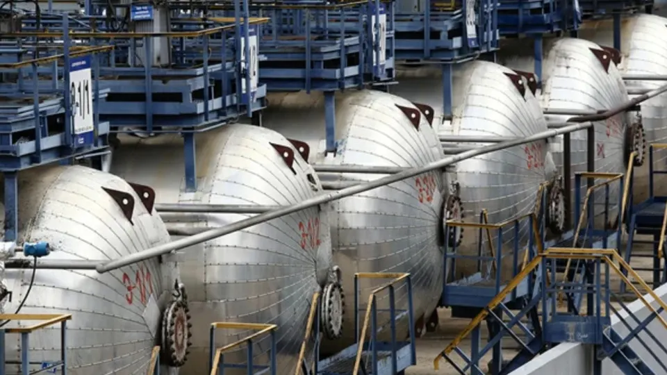 Планируется снизить минимальные продажи бензина на бирже с 15% до 10% на период с июля по сентябрь 2026 года; освобождаемые объёмы предложено перераспределять в пользу сельхозпроизводителей и соцучреждений.