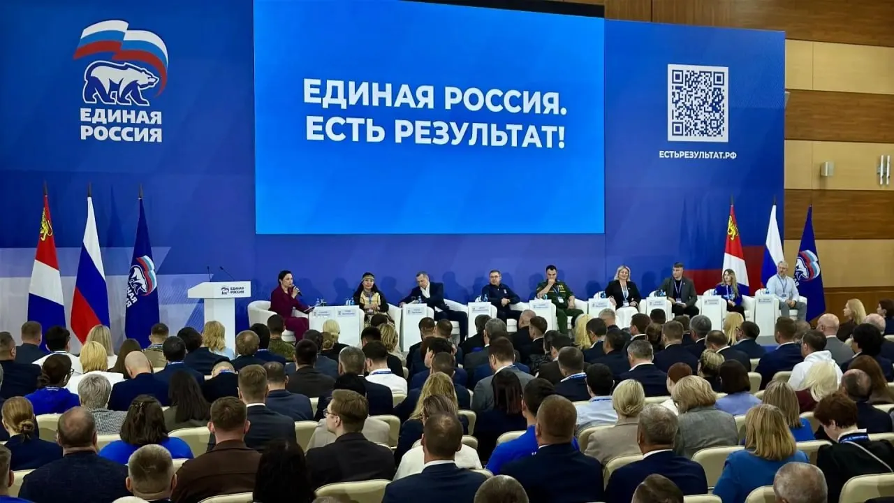 Региональным властям задали индивидуальные ориентиры в диапазоне 47–51% по спискам, цель — сохранить конституционное большинство (более 300 мандатов). Эксперты предупреждают о рисках административного вмешательства и о том, что изменения в законах облегчают управление результатами.