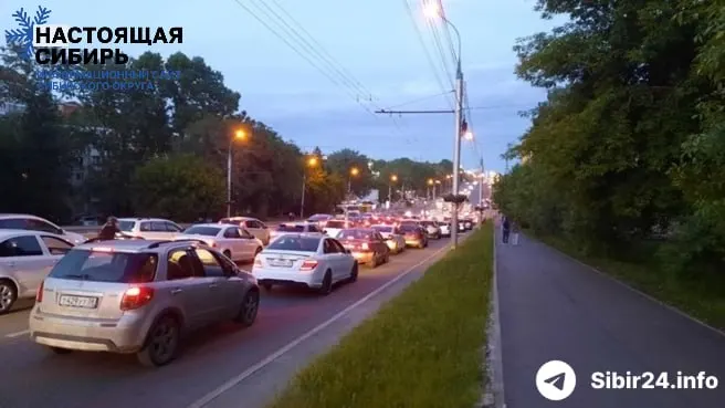 В ряде сибирских регионов введены жесткие лимиты на бензин, в Иркутске водители проводят в очередях по 8–9 часов; власти направляют запросы в федеральный центр и ищут оперативные решения.