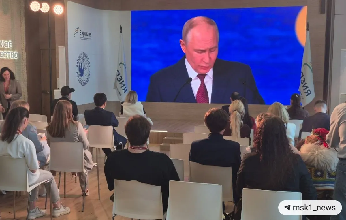 Президент выделил рост влияния стран Глобального Юга, переход к многополярности, обгон вклада G7 странами БРИКС и изменение мировой торговой системы; также отметил влияние изъятия резервов на доллар и евро.