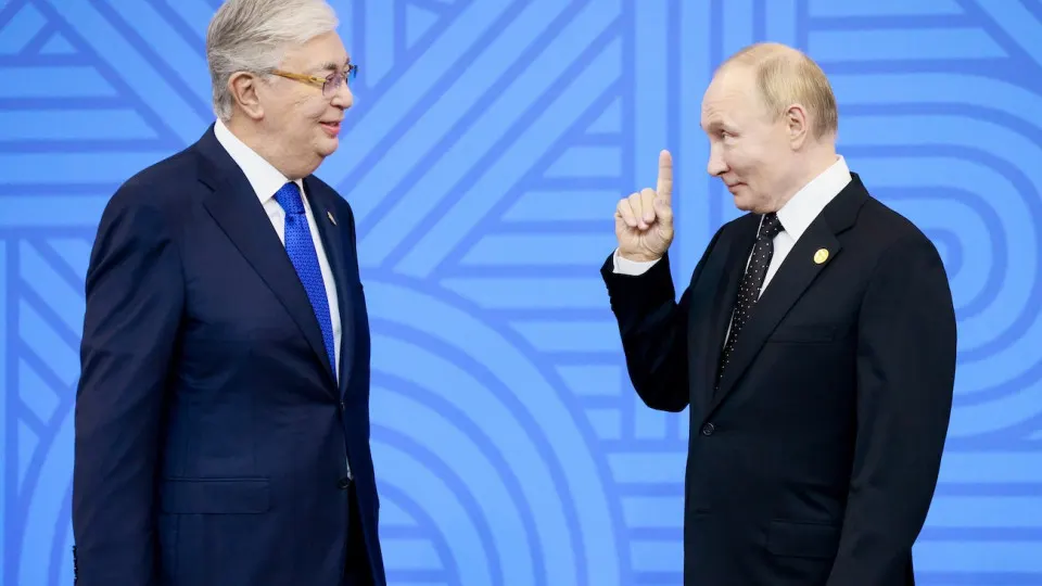 Из‑за остановок НПЗ и падения выпуска топлива обсуждаются поставки около 50 тыс. тонн Аи‑92 из Казахстана; возможен обмен на авиакеросин. Дефицит усилился после атак беспилотников на нефтеперерабатывающие мощности.