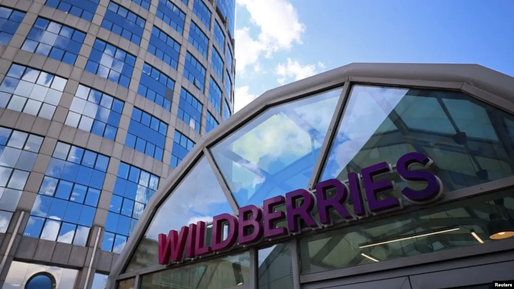 Ночью беспилотники атаковали склады Wildberries в Пензенской области и Удмуртии; есть пострадавший и массовая эвакуация сотрудников. Также поступили сведения о пожарах в районе Тамани. Минобороны сообщило о сотнях сбитых БПЛА над несколькими регионами.