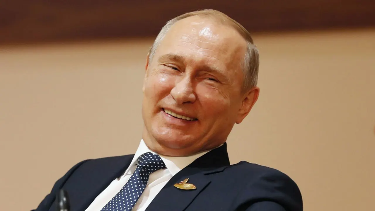 Несмотря на статус крупного экспортёра нефти, Россия закупает готовый бензин в Индии — уже поставлено около 60 тыс. тонн, при планах по импорту до 400 тыс. тонн в месяц.