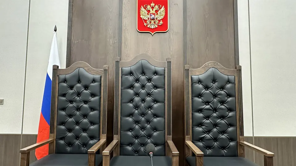 Правительственная комиссия поддержала инициативу о смягчении требований к образованию для ряда должностей в аппаратах судов. Авторы проекта обещают сократить кадровый дефицит, эксперты же говорят о рисках и необходимости улучшать условия труда и мотивацию.