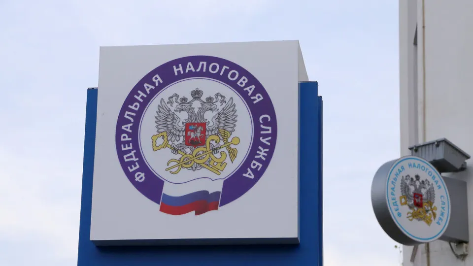 Налоговики направляют письма трудоспособным и безработным россиянам, у которых зафиксированы крупные траты на недвижимость и автомобили. Интересуются источниками средств и арендной деятельностью на фоне дефицита бюджета и роста «серых» расчётов.