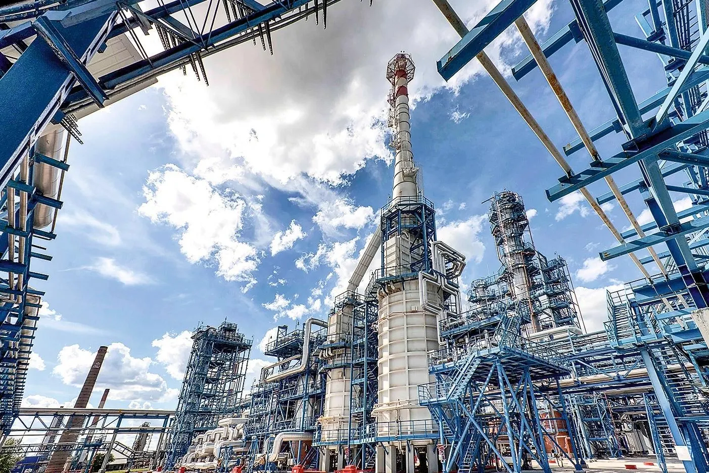Власти резко подняли июньские выплаты нефтепереработчикам — переработчики получили 210,6 млрд рублей, чтобы удержать больше топлива внутри страны и предотвратить дефицит бензина и дизеля.