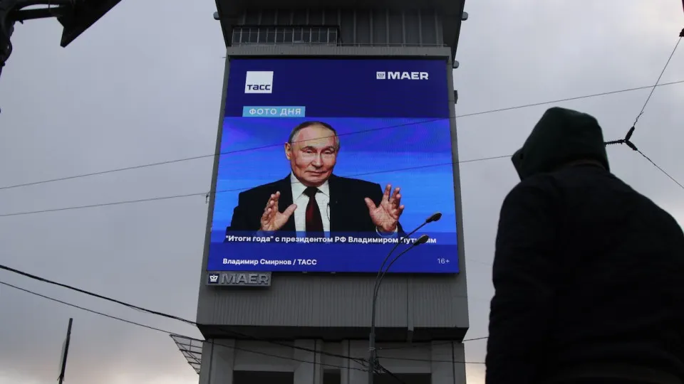 Минэкономразвития фиксирует рост ВВП на 0,3% за первое полугодие 2026 года, но замедление по сравнению с прошлым годом и ухудшение показателей в гражданских отраслях создают риск стагнации.