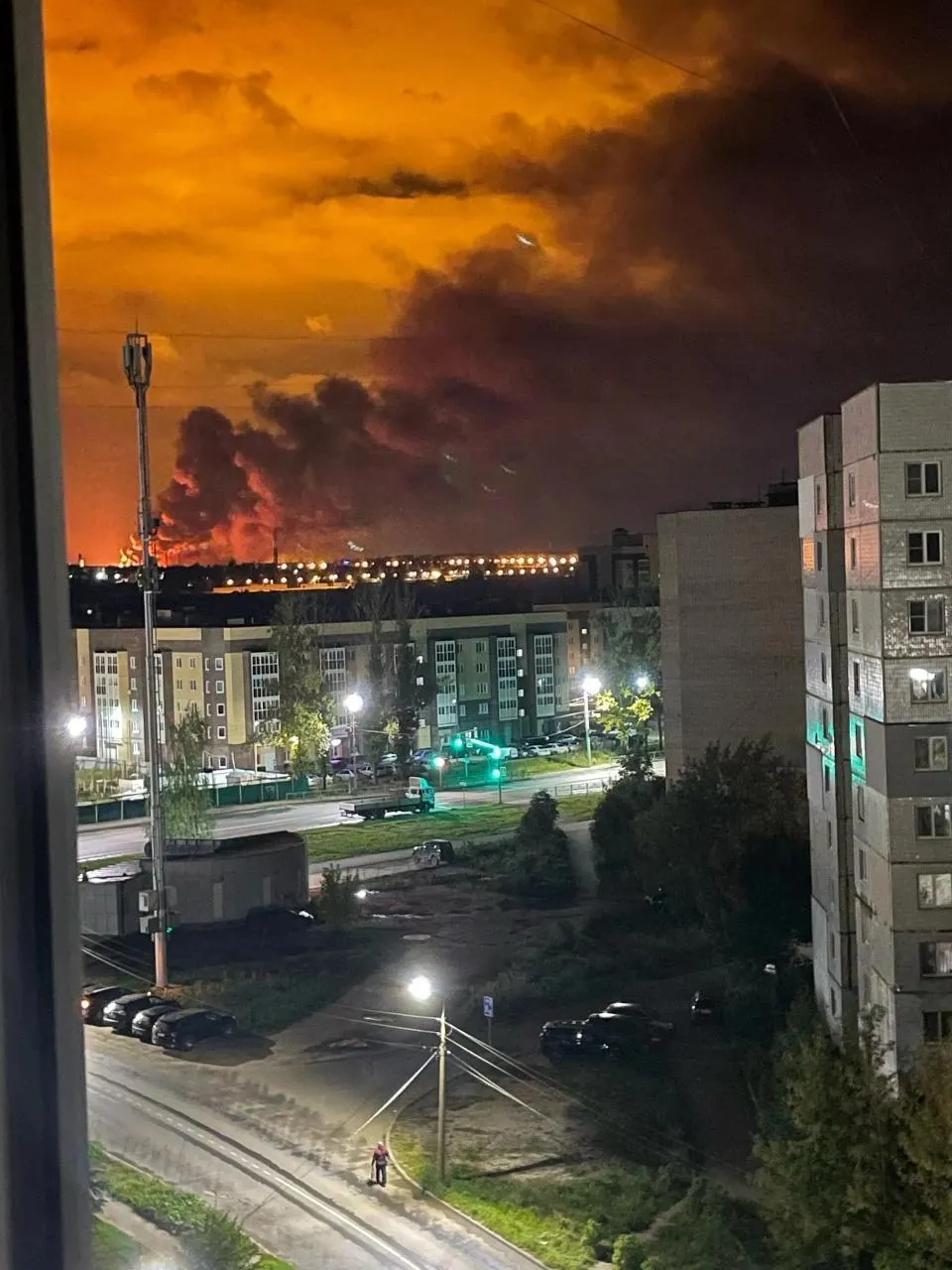 Дроны повредили НПЗ и отключили электроснабжение в части Ростова; жертвы отсутствуют.