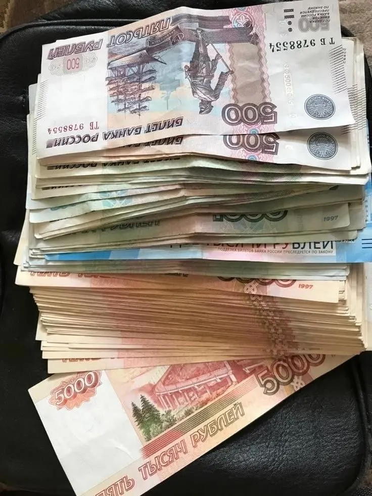 Инициатива предусматривает введение годовой премии, часто называемой 13-й зарплатой; на первом этапе она может быть обязательной для бюджетников, законопроект уже внесён.
