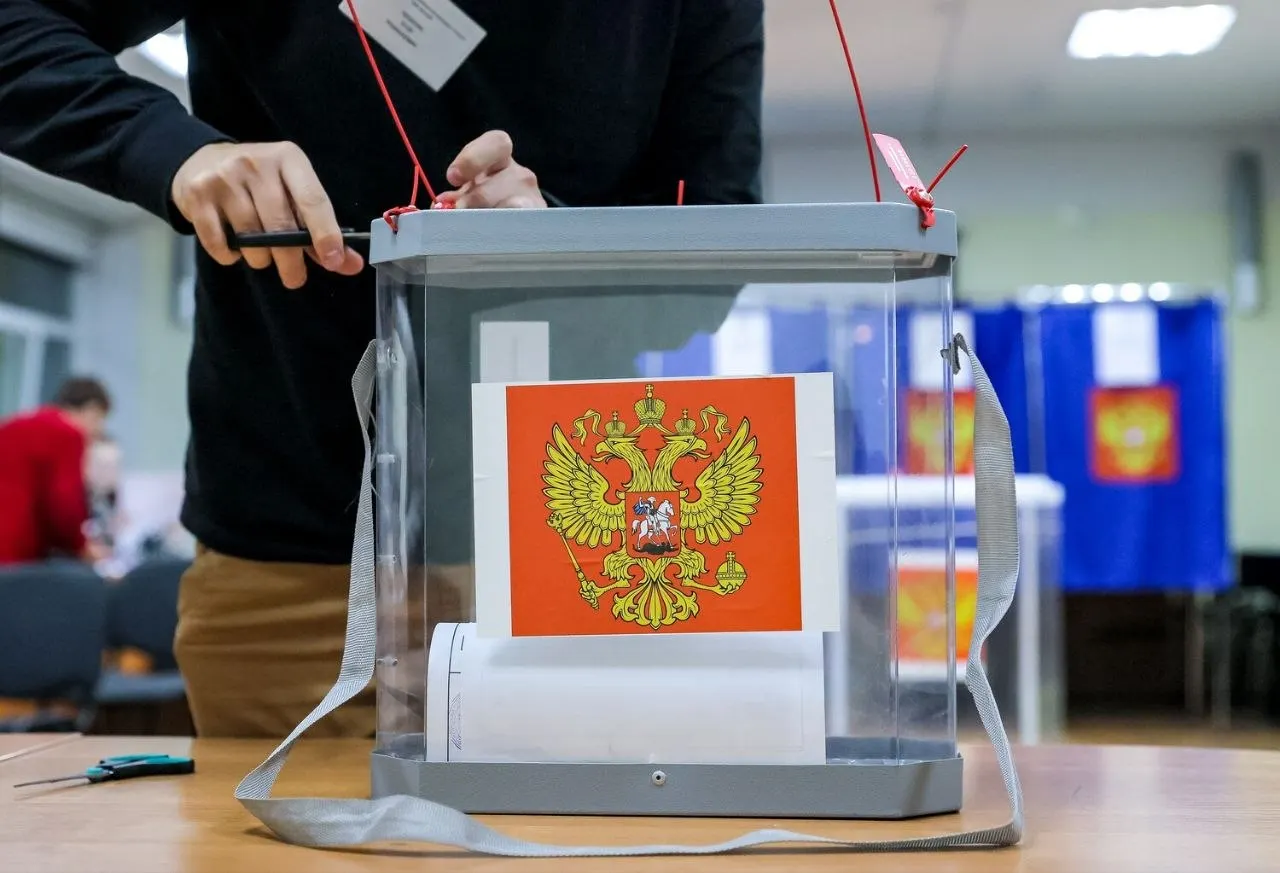 Экзит-пол показывает лидирование партий и высокий уровень воздержавшихся: Единая Россия — около 53,5%, 37% опрошенных воздержались.
