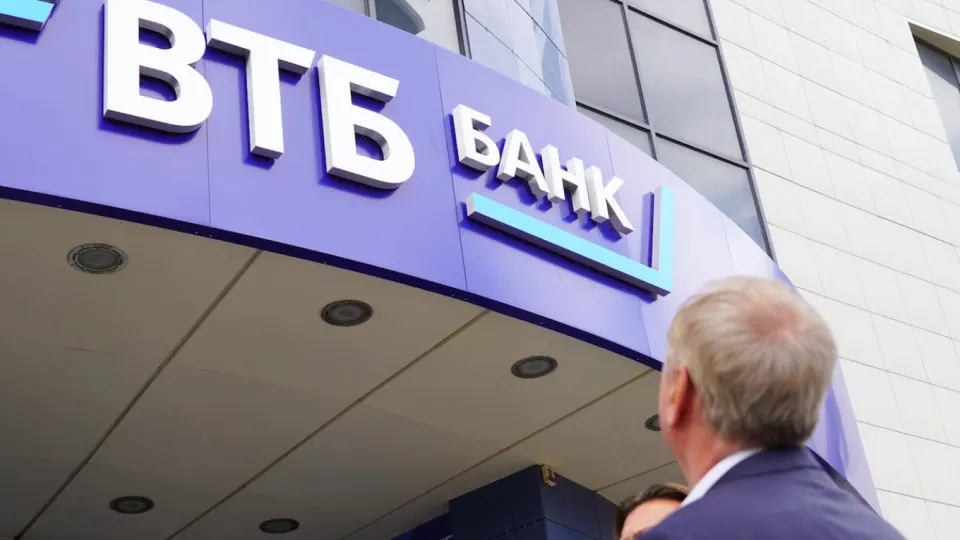 Сообщение против ВТБ связано с подозрениями в обходе ограничений против Ирана; меры касаются операций и контроля активов.