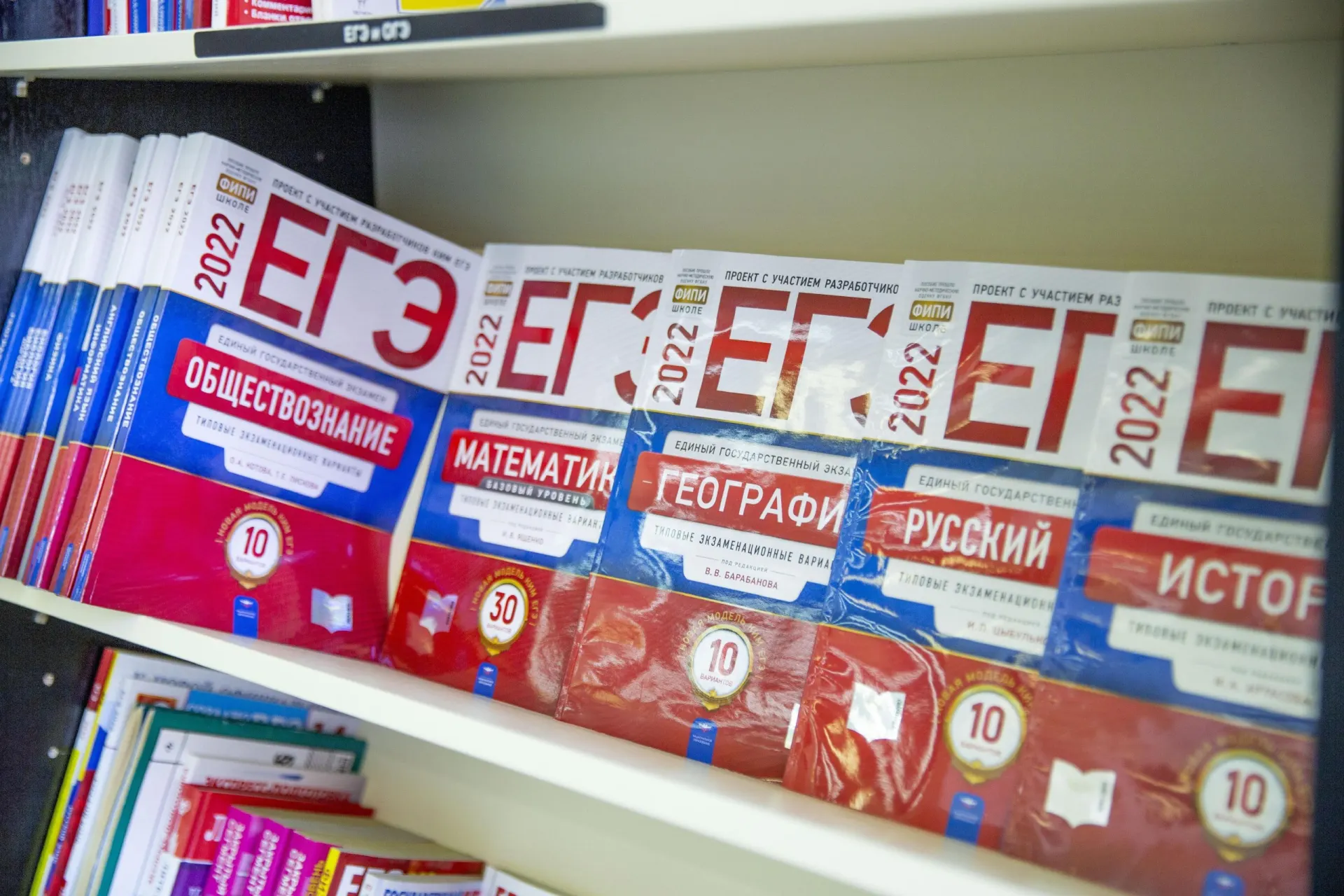 Правительство обсуждает повышение минимальных баллов ЕГЭ для государственных и частных вузов по всей России.