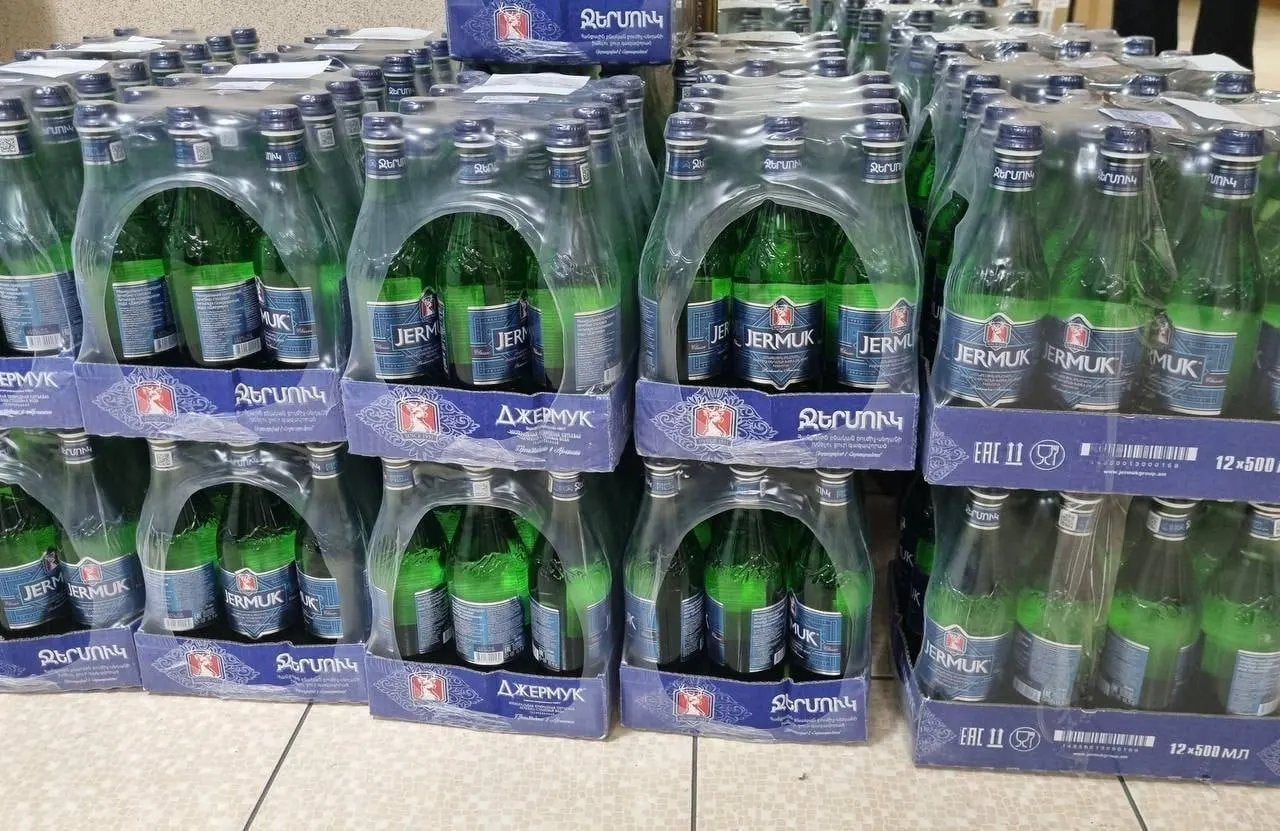 Продажу армянской воды «Джермук» временно остановили: в ограничение попали минеральная, питьевая и газированная вода разных объёмов и упаковок — их отгрузка и реализация запрещены до результатов проверки.