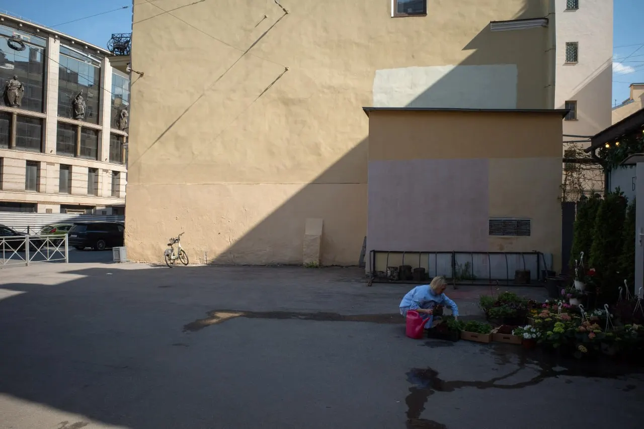 Коротко: в Петербурге отменили фестиваль, объявили тендер на сквер в Репино, суд отправил человека под стражу; в международной повестке — удары в зоне СВО, падение дрона в Латвии и внесение книги в список экстремистских материалов.