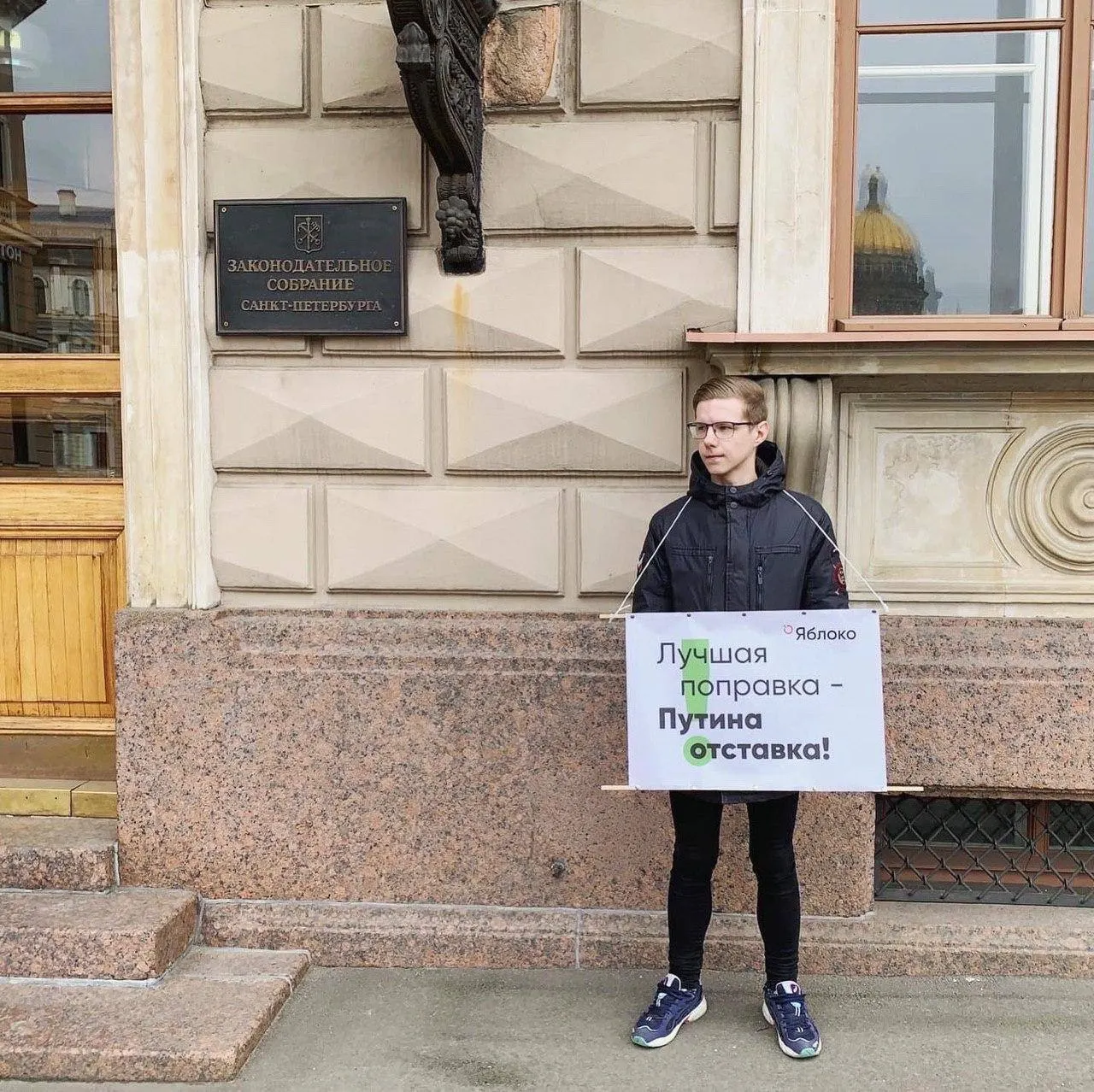 Вадима Ваганова объявили в розыск; ранее ему выписали несколько административных штрафов, он внесён в реестр «иностранных агентов», а в ведомственных документах его назвали участником «Международного движения ЛГБТ».