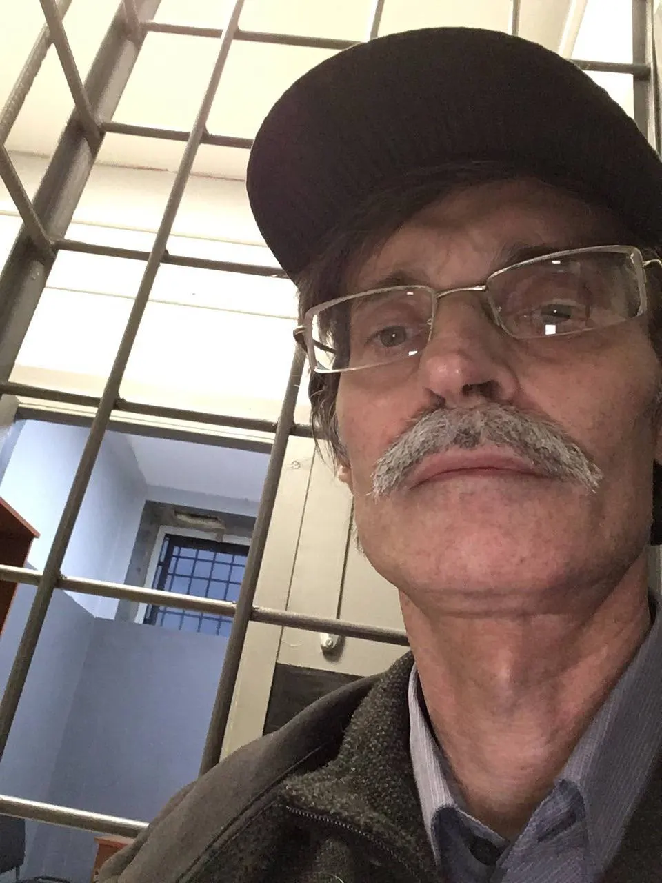 Петрозаводский суд признал Дмитрия Рыбакова виновным по статье о «демонстрации экстремистской символики» и назначил штраф за три публикации 2020 года, которые отсутствуют на его странице; решение может помешать ему участвовать в осенних «выборах».