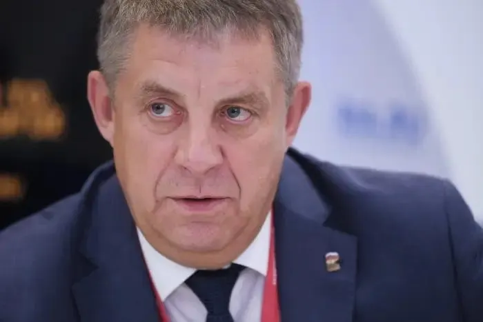 После отставки Александр Богомаз может получить вакантный мандат депутата Госдумы. Отставки ряда приграничных губернаторов обсуждаются на фоне уголовных дел, связанных со строительством оборонительных сооружений.