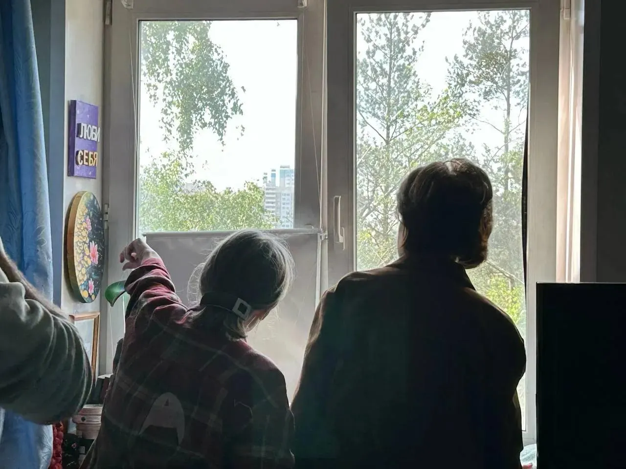 Ночью в Московской области произошла серия ударов БПЛА: в Химках беспилотник врезался в частный дом — есть погибшая и пострадавшие, также зафиксированы попадания в многоквартирный дом и другие населённые пункты; обломки упали у Шереметьево.