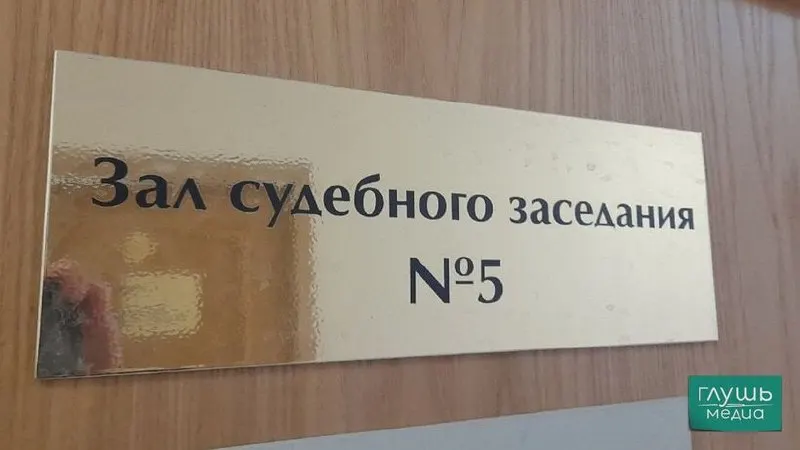 Верховный суд предложил ослабить требование о высшем юридическом образовании для секретарей судебных заседаний: на эти должности смогут претендовать студенты юридических факультетов. Ведомство отмечает, что обязанности не требуют глубоких юридических знаний, а вакансии остаются невостребованными из‑за высокой нагрузки и низких зарплат.