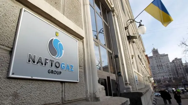 Арбитраж в Астане дал согласие на принудительное исполнение решения о взыскании с «Газпрома» примерно $1,4 млрд в пользу украинской компании; в «Нафтогазе» считают это первым подобным решением за рубежом.