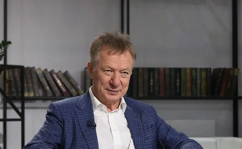 Бизнесмен, у которого суд признал активы «экстремистскими», воспользовался голландским паспортом и уехал через Белоруссию после вынесенного решения и постановления о конфискации имущества на сумму около 8 млрд рублей.