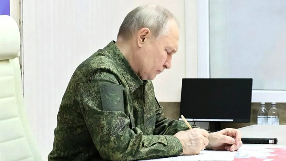 Разведслужбы и европейные чиновники изменяют оценку рисков: ослабленная войной Россия, имеющая юридическое основание для вывода войск за рубеж, может попытаться развить конфликт около границ НАТО в течение ближайшего года.