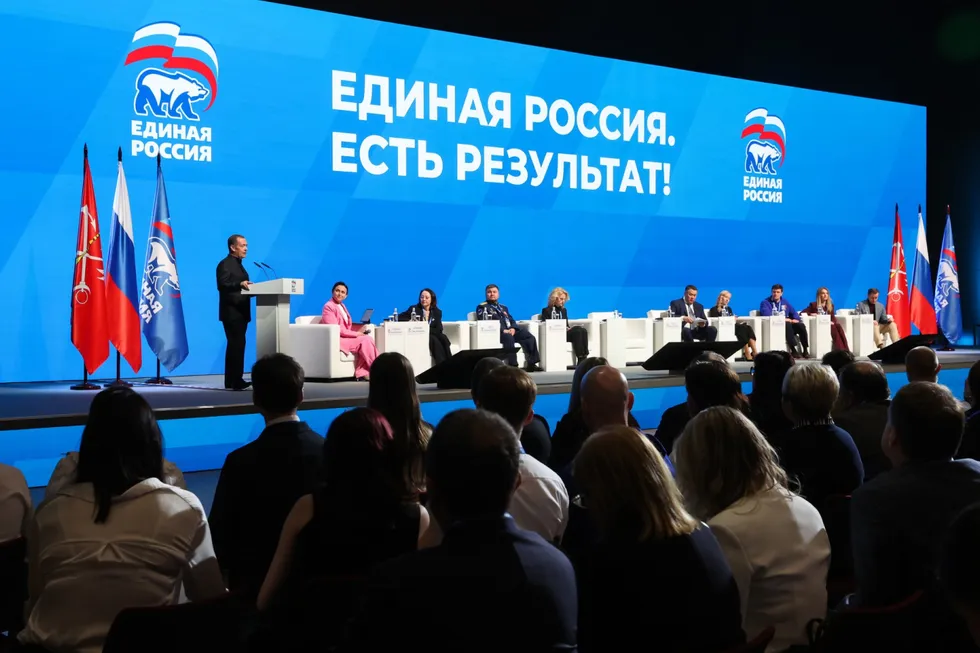 Администрация президента рекомендовала государственным и лояльным изданиям не выносить в заголовки слово «запрет», смещая акценты в пользу «позитивных» историй и формулировок перед сентябрьскими выборами.