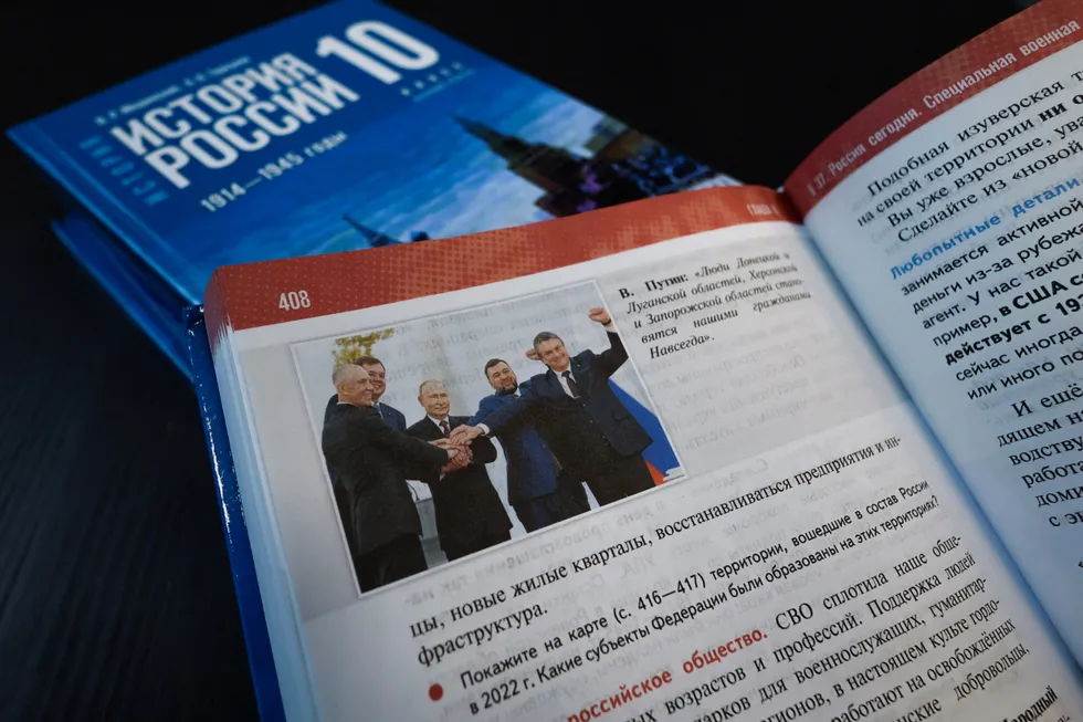 В учебниках истории для средней школы заметны систематические приемы, которые смещают акценты в пользу лояльной государству интерпретации: анахронизмы, политизированные вставки, замалчивание неудобных фактов и упрощённые контрасты «мы — они». Это снижает образовательную ценность предмета и превращает его в инструмент воспитания.