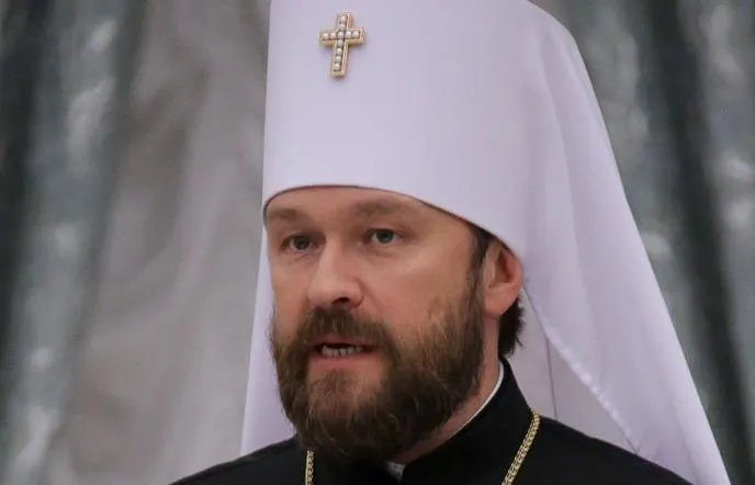 В Чехии освободили митрополита Илариона и его оператора: им не предъявили обвинений, хотя экспертиза признала найденное в багажнике вещество запрещённым. Расследование продолжается.