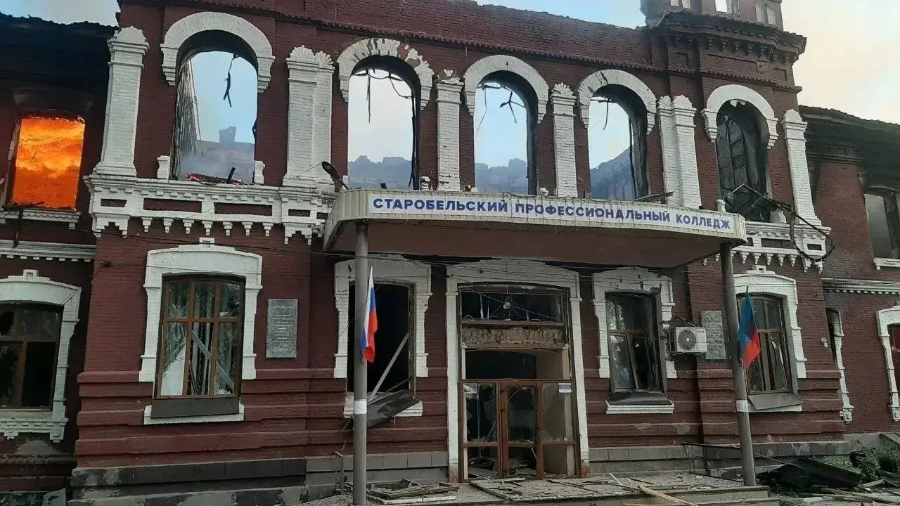 Ночной удар по спальному корпусу колледжа в Старобельске привёл к обрушению секции общежития; спасатели продолжают искать людей под завалами.