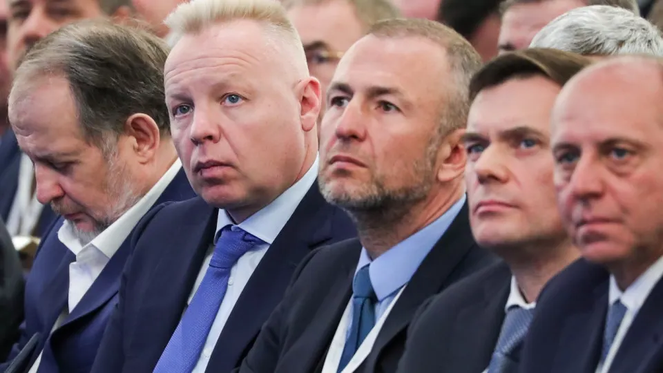 Российские предприниматели предлагают не публиковать в интернете документы и сведения по искам компаний о возмещении убытков от санкций; идея поддержана Минюстом, но вызывает критику из‑за прозрачности и налоговых последствий.