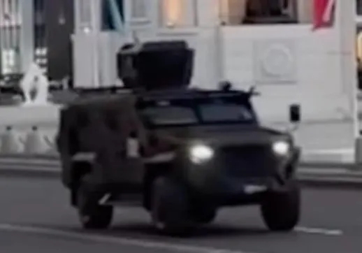Во время официального визита в Астану лимузин сопровождали 14 мотоциклов, около 20 автомобилей; колонну прикрывал вертолёт, в хвосте ехала бронемашина и замечена установка РЭБ.