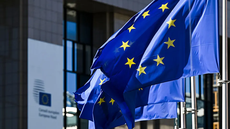После смены власти в Венгрии лидеры ЕС планируют обсудить идею продлевать санкции против России не каждые полгода, а раз в год; также на рассмотрении — «мини‑пакет» мер против теневого флота и ограничения в отношении военной промышленности.