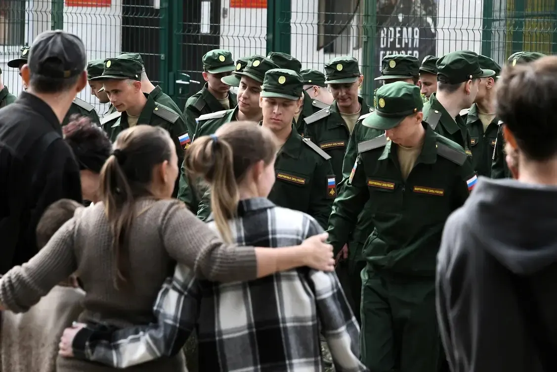 Группа из более чем 450 женщин намерена через суды оспорить норму закона, лишающую их права на выплаты и льготы, если у пары не было общего несовершеннолетнего ребёнка. Первый иск уже подан в Верховный суд.
