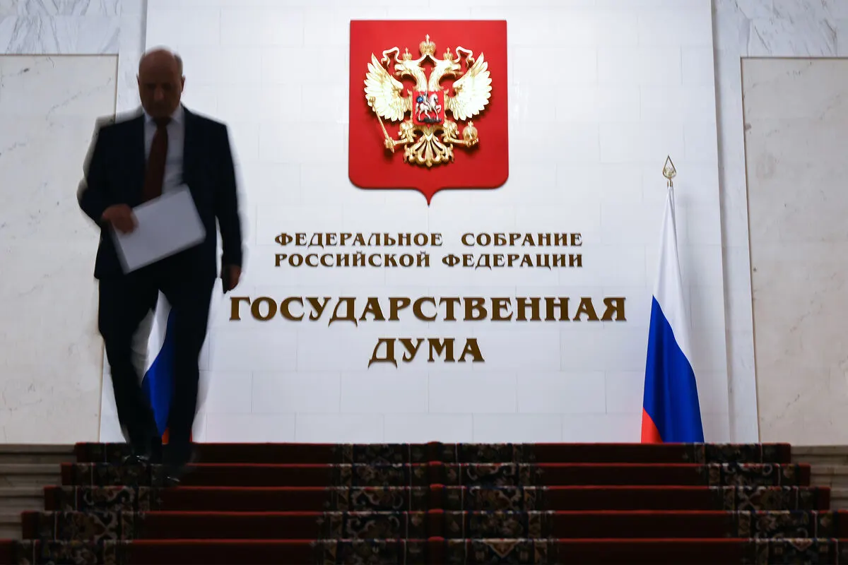 Депутаты на заседании 26 мая обсудят закон, который позволит арестовывать имущество россиян, уехавших за границу, за ряд конкретных правонарушений.