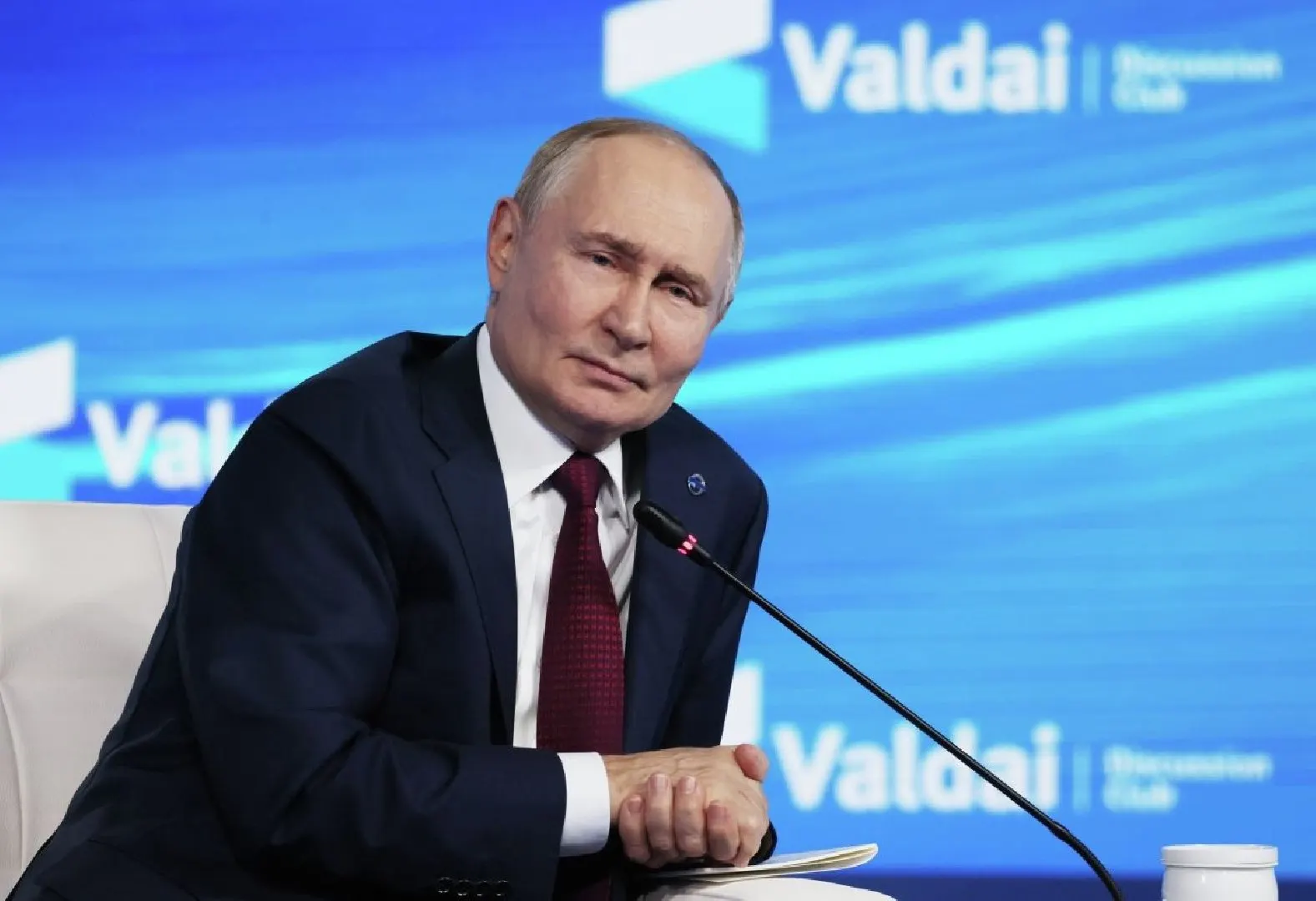 Международный уголовный суд разъяснил, что приглашение Владимира Путина на переговоры не освобождает страны, ратифицировавшие Римский статут, от обязанностей по ордеру на арест — исключение возможно лишь при организации переговоров ООН и при соответствующих процедурах.