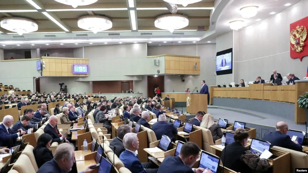 Депутаты приняли пакет поправок: запрет на социальную рекламу для «иностранных агентов», обязали банки быстрее передавать сведения, ввели цифровые требования к отчётности и ужесточили правила авторизации на российских сайтах.