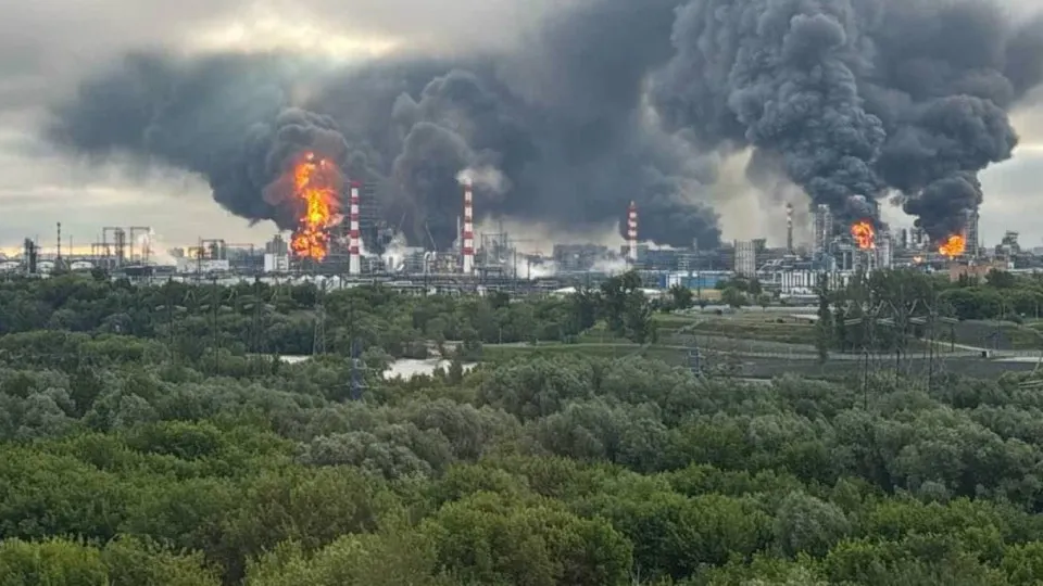 Удары беспилотников по нефтеперерабатывающим предприятиям сократили производство бензина и дизеля, спровоцировали дефицит и рост цен в большинстве регионов; восстановление осложняется повреждением современных установок и ограничениями на импорт комплектующих.