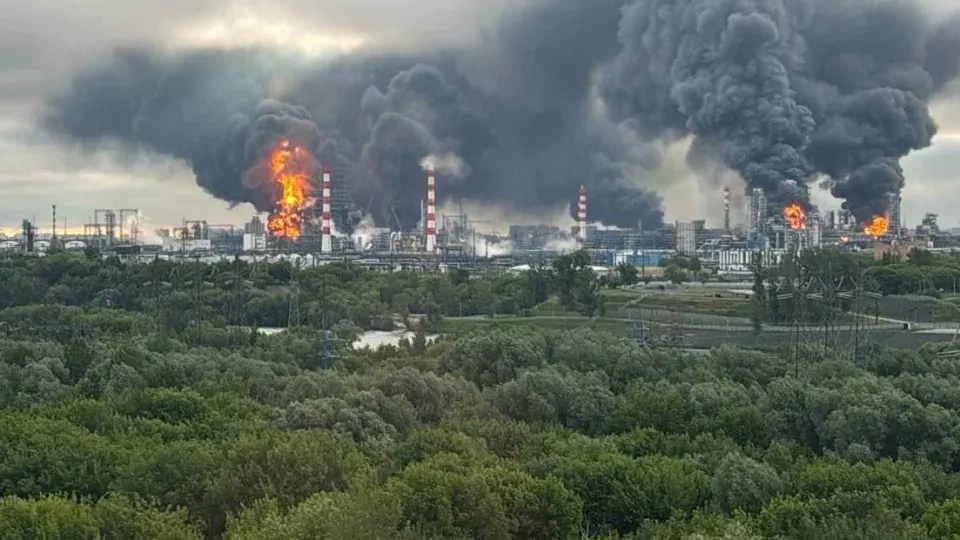 Утром 18 июня по столице и окрестностям нанесён новый налёт беспилотников: в Москве зафиксированы повреждения и падение обломков, силы ПВО сбили около 180 дронов. В ряде подмосковных городов и в Ростовской области есть разрушения и пострадавшие.
